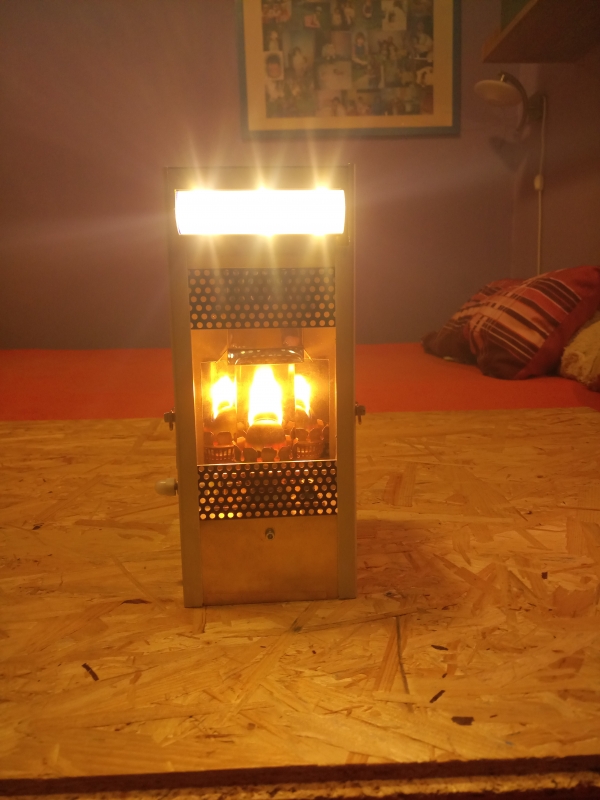 Termoelektrická petrolejová lampa