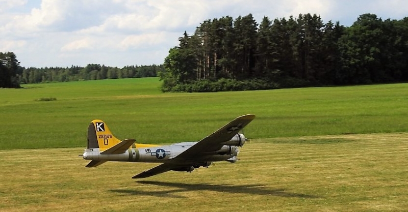 Boeing B-17G "A bit O lace"