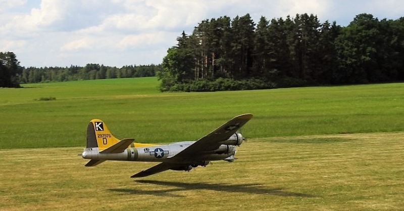 Boeing B-17G "A bit O lace"