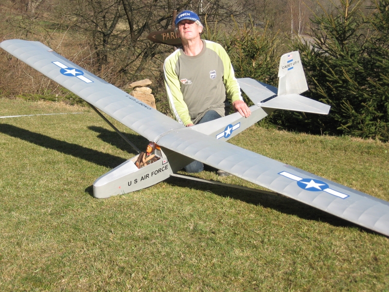 Cadet  UT-1 kluzák polomaketa