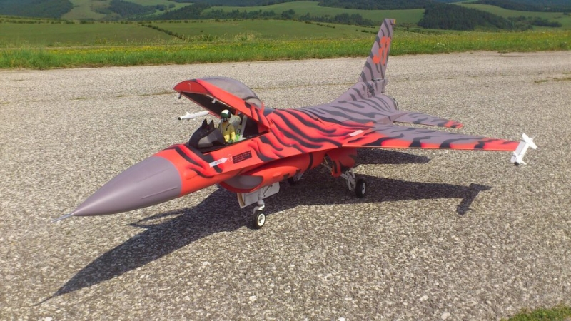 F16 FALCON ADVANCED 1/8
